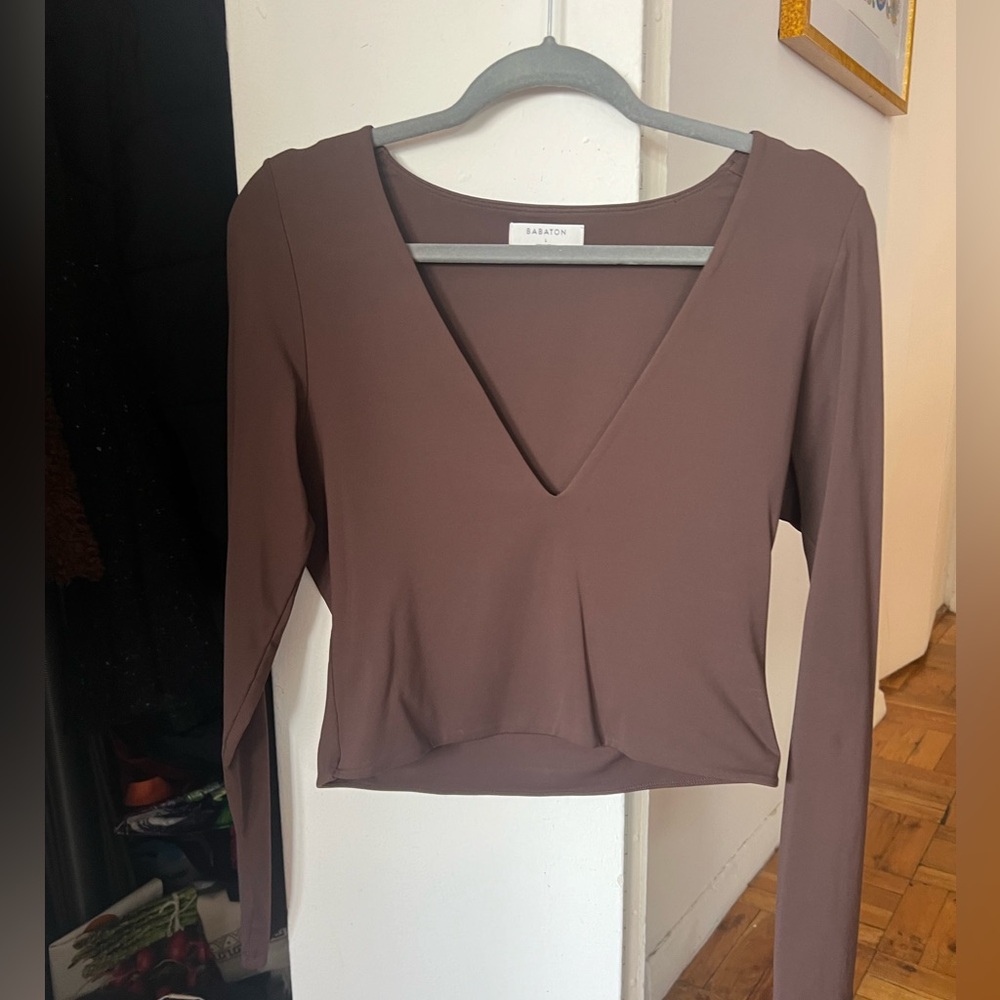 🤎 Chocolate Brown Aritzia (Babaton) contouring Long Sleeve V-neck top